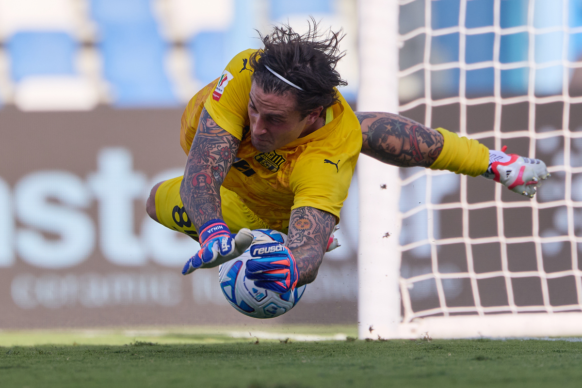 REGGIO NELL'EMILIA, ITALY - SEPTEMBER 02: Stefano Turati of US Sassuolo saves a penalty kick during the Coppa Italia match between US Sassuolo and Frosinone at Mapei Stadium - Citta' del Tricolore on September 02, 2026 in Reggio nell'Emilia, Italy. (Photo by Emmanuele Ciancaglini/Getty Images)