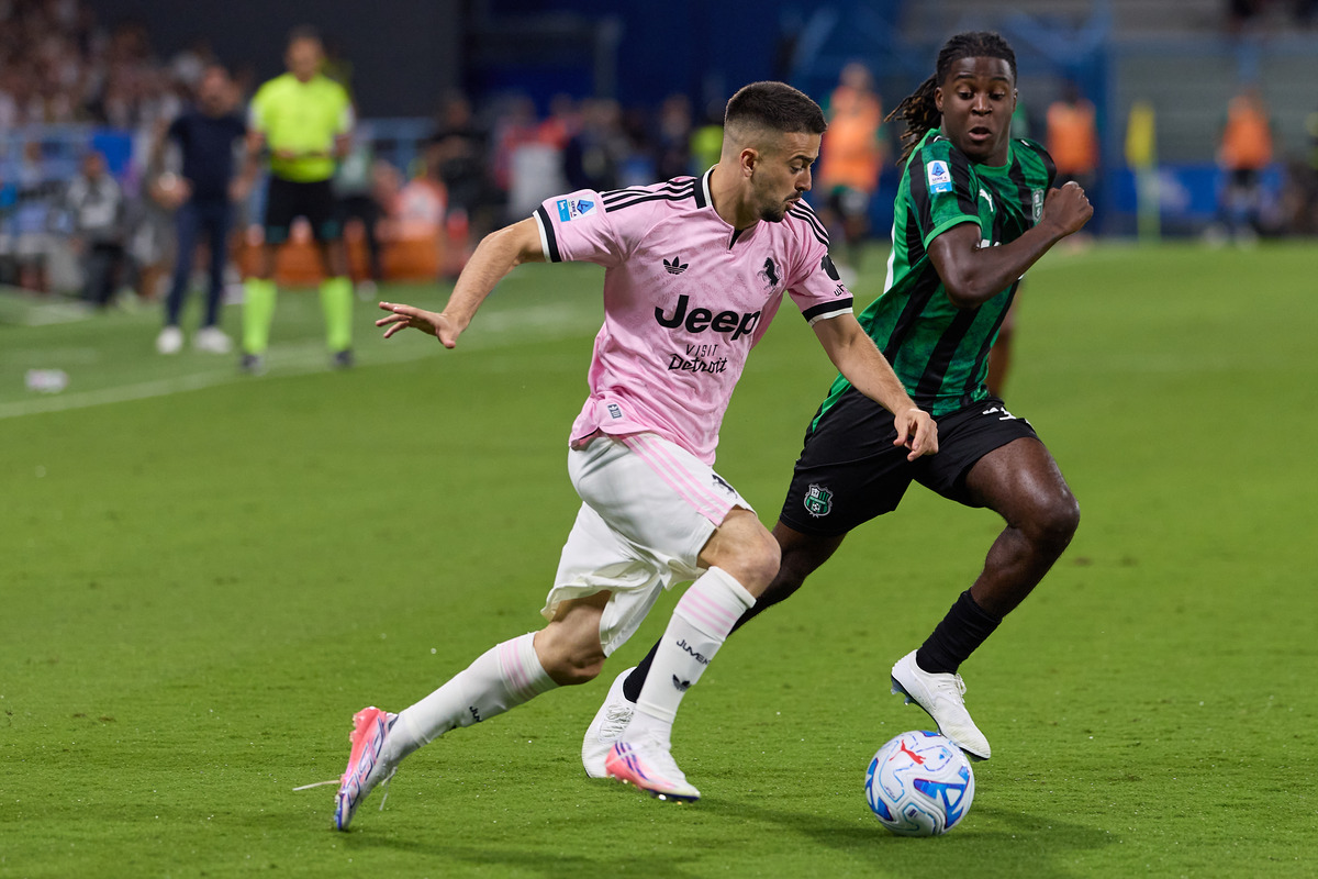REGGIO NELL'EMILIA, ITÁLIA - 13 DE SETEMBRO: Edon Zhegrova da Juventus durante a partida da Série A entre US Sassuolo e Juventus em Sitta' del Tricolore, Mapei Stadium - Citta' del Tricolore, Reio026, 2 de setembro, 13, 2013, 2013, 2013, 2013 2013 2013. (Foto de Emmanuel Ciancaglini/Getty Images)