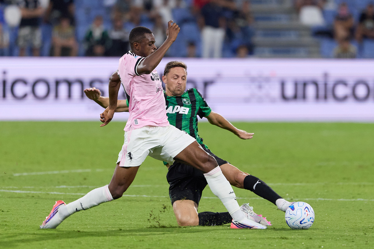 REGGIO NELL'EMILIA, ITALY - SEPTEMBER 13: Pierre Kalulu of Juventus competes for the ball with Nemanja Matic of US Sassuolo during the Serie A match between US Sassuolo and Juventus at Mapei Stadium - Citta' del Tricolore on September 13, 2026 in Reggio nell'Emilia, Italy. (Photo by Emmanuele Ciancaglini/Getty Images)