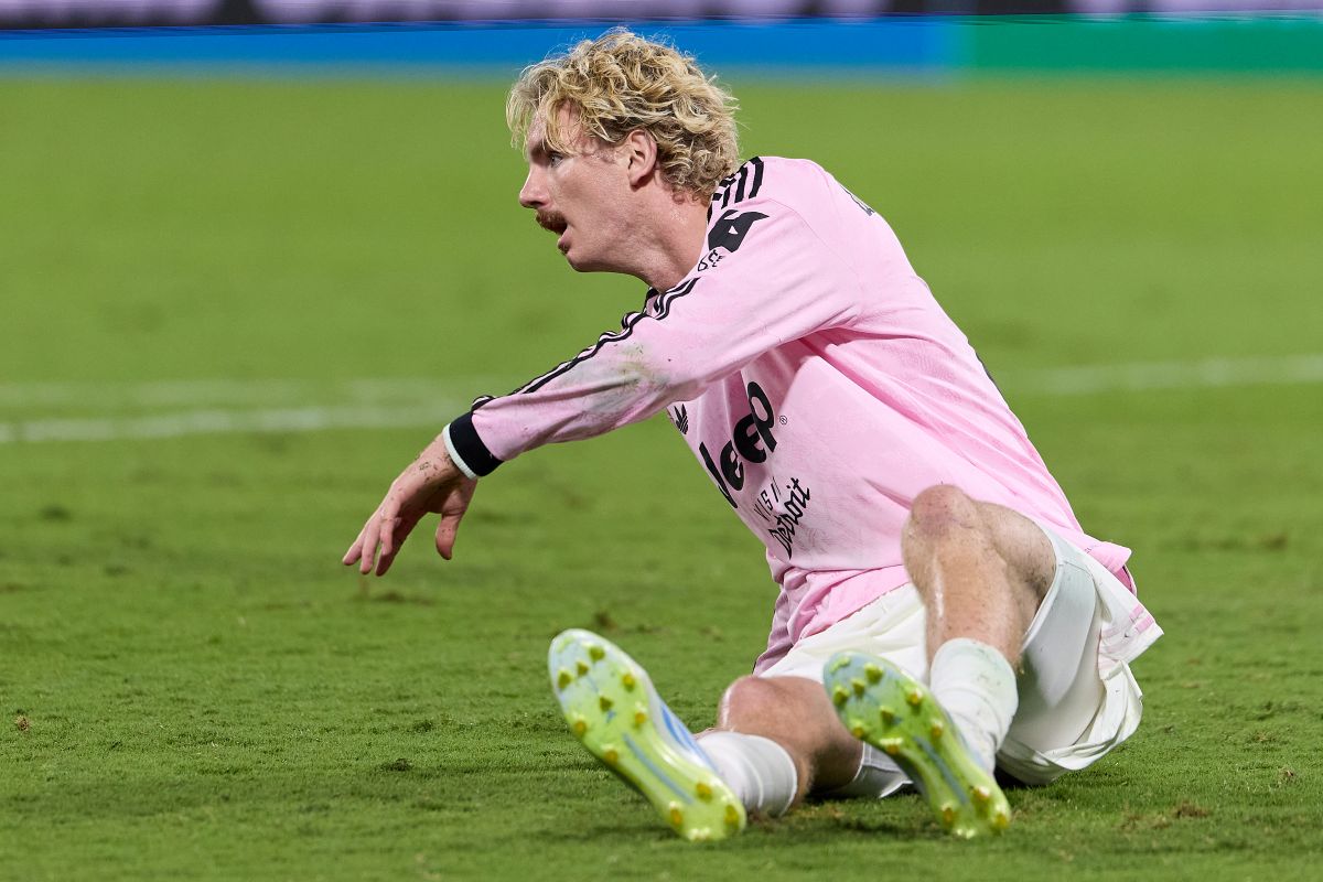 REGGIO NELL'EMILIA, ITALY - SEPTEMBER 13: Nick Woltemade of Juventus lies on the ground during the Serie A match between US Sassuolo and Juventus at Mapei Stadium - Citta' del Tricolore on September 13, 2026 in Reggio nell'Emilia, Italy. (Photo by Emmanuele Ciancaglini/Getty Images)