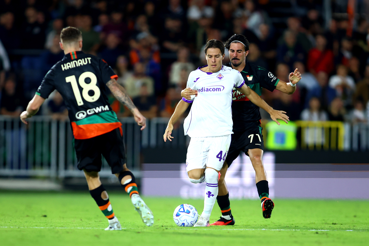 VENEZA, ITÁLIA - 11 DE SETEMBRO: Enrique Pere do Venezia FC disputa a bola com Niccolo Fagioli da ACF Fiorentina durante a partida da Série A entre Venezia FC e ACF Fiorentina no Stadio Pier Luigi Benzo em 11 de setembro de 2026 em Veneza. (Foto de Maurício Lagana/Getty Images)