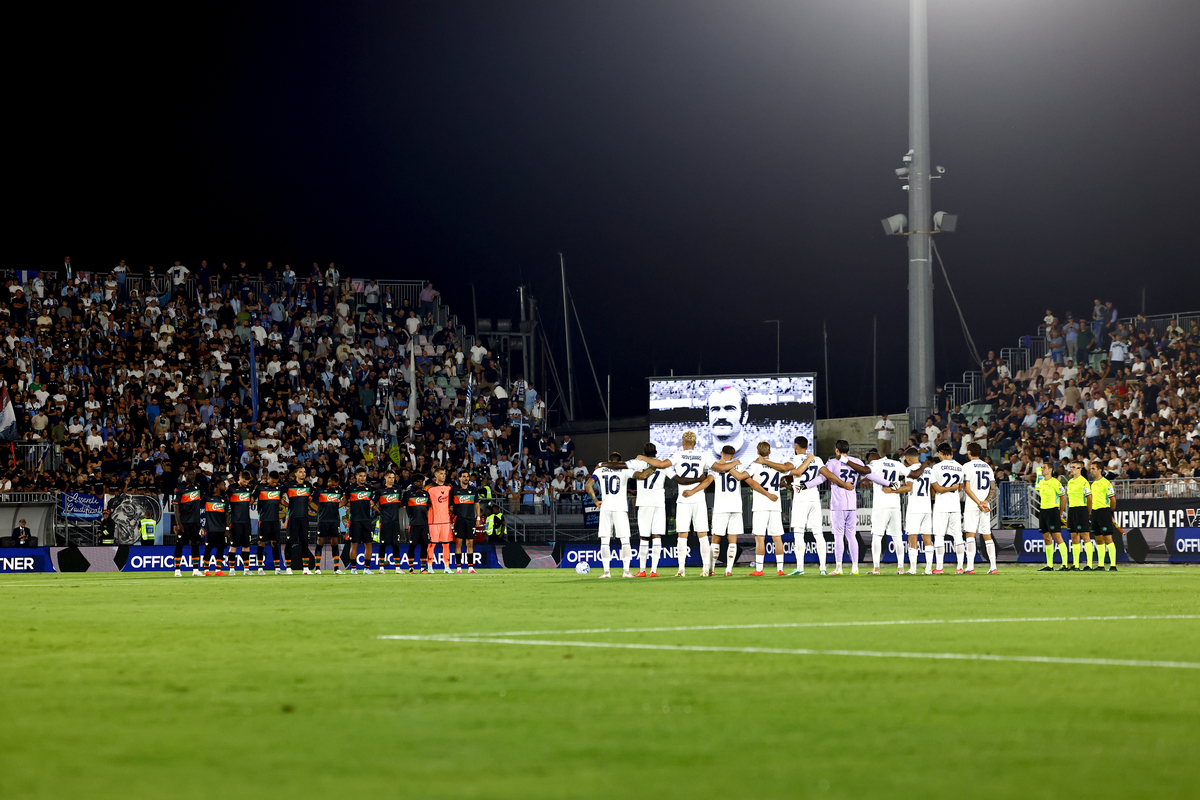 VENEZA, ITÁLIA - 19 DE SETEMBRO: Os jogadores do Venezia FC e SS Lazio observam um minuto de silêncio em memória de Sandro Mazzola antes da partida da Série A entre Venezia FC e SS Lazio no Stadio Pier Luigi Benzo em 19 de setembro de 2026 em Veneza, Itália. (Foto de Maurício Lagana/Getty Images)