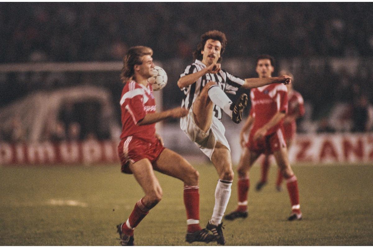 O jogador de futebol alemão do Hamburger, Wolfgang Rolff, desafia o jogador de futebol polonês Zbigniew Boniek durante a partida da final da Copa da Europa de 1983 da Juventus entre Hamburger SV e Juventus em 25 de maio de 1983, no Estádio Olímpico de Atenas, Grécia. O Hamburger venceu a partida por 1 a 0. (Foto de Bonkarts/Getty Images)