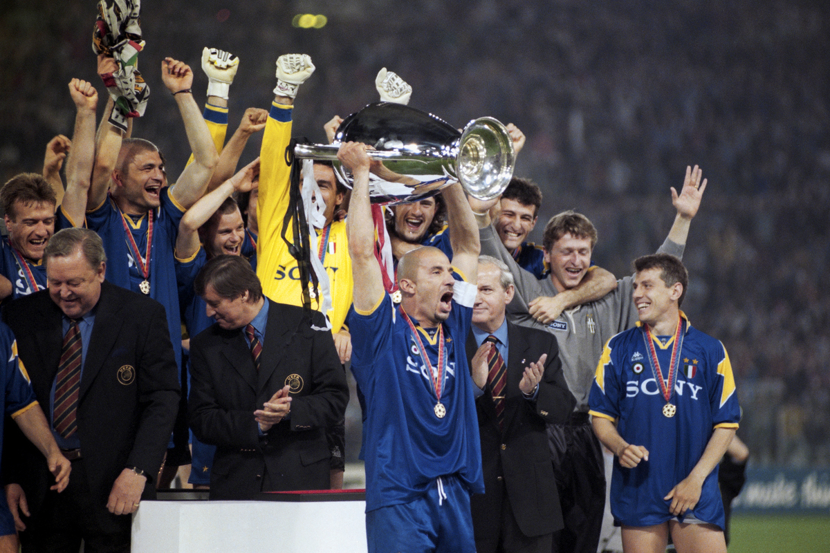 ROMA, ITÁLIA - 22 DE MAIO: Gianluca Willy, da Juventus, vence a final da Liga dos Campeões da UEFA de 1996 depois de derrotar o Ajax Amsterdam nos pênaltis durante a final da Liga dos Campeões da UEFA de 1996, no Estádio Olímpico, em 22 de maio, em Roma, Itália. (Foto de Shaun Potter/Allsport/Arquivo Halton/Getty Images)
