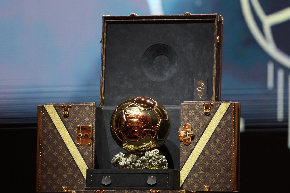 PARIS, FRANÇA - 30 DE OUTUBRO: Uma visão geral do troféu Ballon d'Or na 67ª cerimônia Ballon d'Or no Theatre du Chatelet em 30 de outubro de 2023 em Paris, França. (Foto de Pascal Le Segretain/Getty Images)