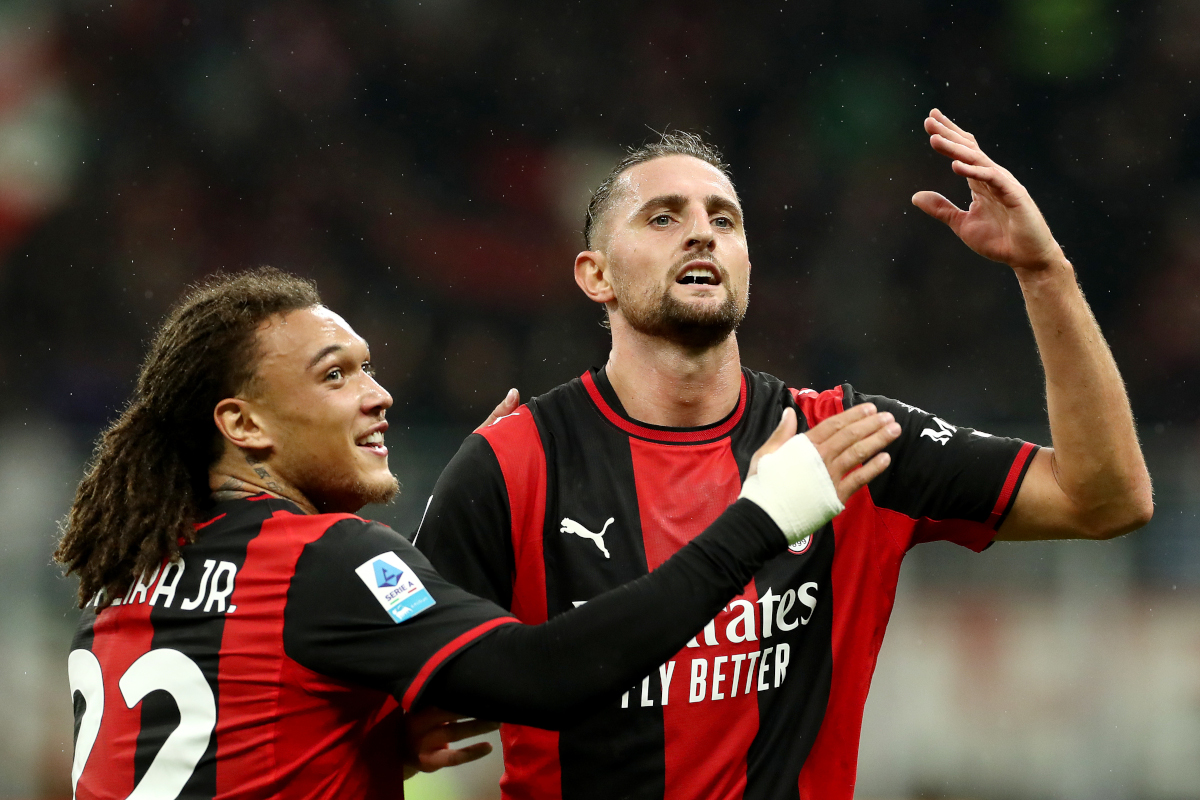 ITÁLIA - 18 DE OUTUBRO: Adrien Rabiot do AC Milan comemora marcar o segundo gol de seu time com o companheiro Diego Moreira durante a partida da Série A entre AC Milan e Atalanta PC no Stadio Giuseppe Mesa em 18 de outubro de 2026 na Itália. (Foto de Marco Luzzani/Getty Images)