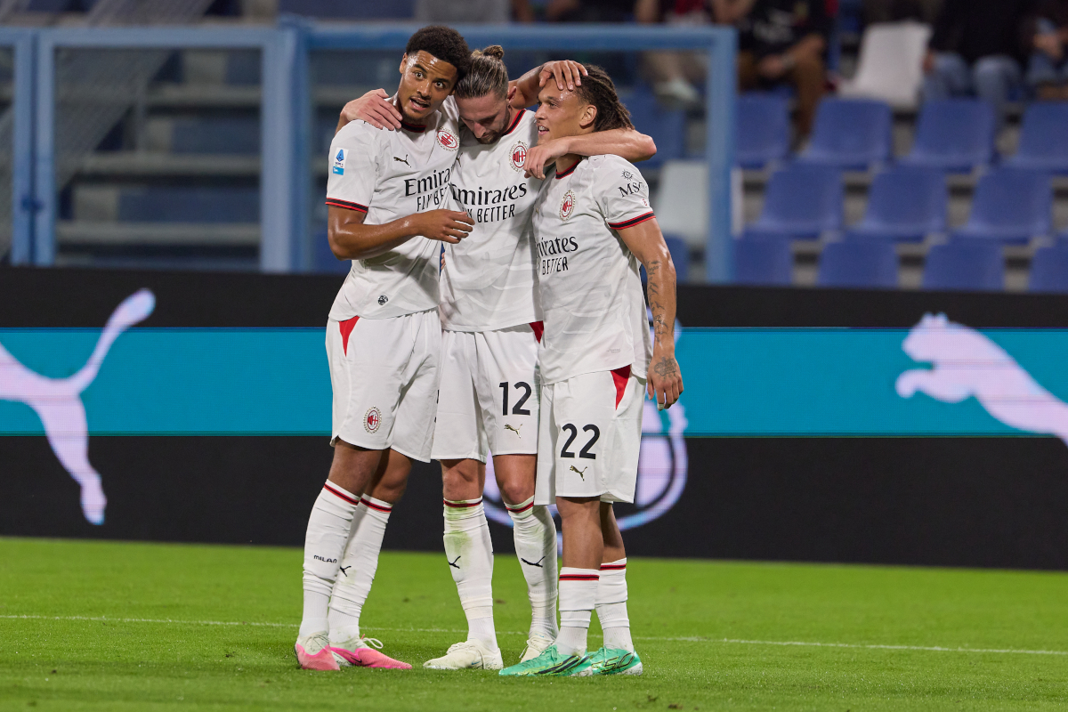 REGGIO NELL'EMILIA, ITÁLIA - 11 DE OUTUBRO: Adrien Rabiot do AC Milan (C) comemora marcar o primeiro gol de seu time durante a partida entre US Sassuolo e AC Milan no Estádio Mapei - Citta' del Tricolore, Reggio, 2011, 2011, 2011, 2011, 2011, 2011 2011, 2011, 2011, 2011. (Foto de Emmanuel Ciancaglini/Getty Images)