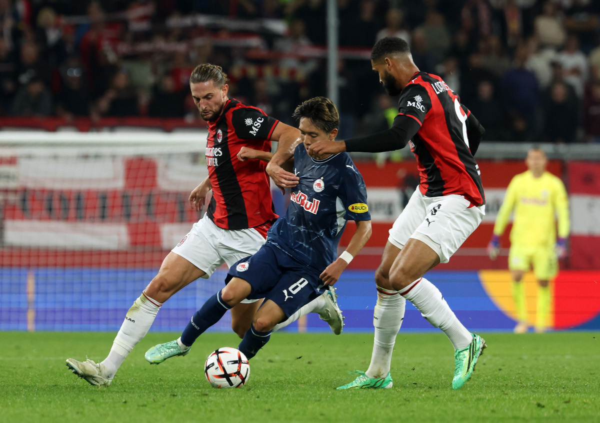 SALZBURGO, ÁUSTRIA - 15 DE OUTUBRO: Sota Kitano do FC Red Bull Salzburg é desafiado por Adrien Rabiot do FC Red Bull Salzburg e Ruben Loftus-Cheek durante a partida da Fase MT2 da UEFA Europa League 2026/27 contra o FC Red Bull Salzburg em 20 de outubro, Salzburgo, Salzburgo. 1 AC Milan em Stalzburg, AC201 AC Milan em 2026/27 Salzburgo, Áustria. (Foto de Jasmine Walter/Getty Images)