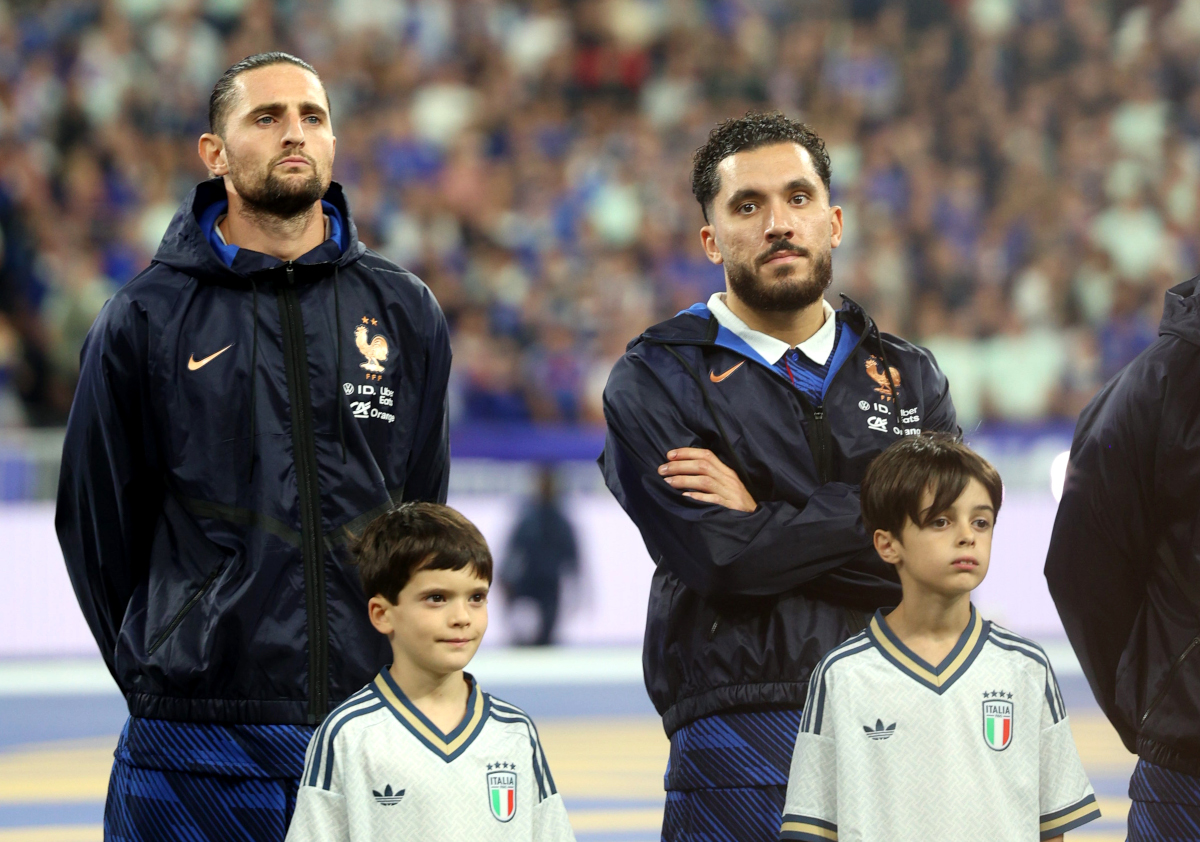 PARIS, FRANÇA - OUTUBRO 02: Ryan Sergi da França em ação com o companheiro de equipe Adrien Rabiot antes da partida da fase de grupos da UEFA Nations League 2026/27 entre França e Itália no Stade de France em 02 de outubro de 2026 em Paris, França. (Foto de Pauline Figutt/Getty Images)