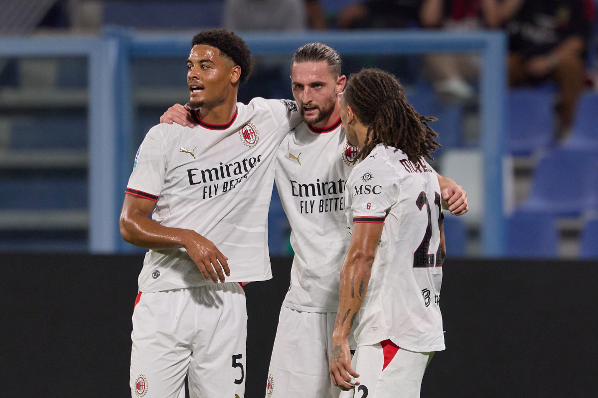 REGGIO NELL'EMILIA, ITÁLIA - 11 DE OUTUBRO: Adrien Rabiot do AC Milan (C) comemora marcar o primeiro gol de seu time durante a partida entre US Sassuolo e AC Milan no Estádio Mapei - Citta' del Tricolore, Reggio, 2011, 2011, 2011, 2011, 2011, 2011 2011, 2011, 2011, 2011. (Foto de Emmanuel Ciancaglini/Getty Images)