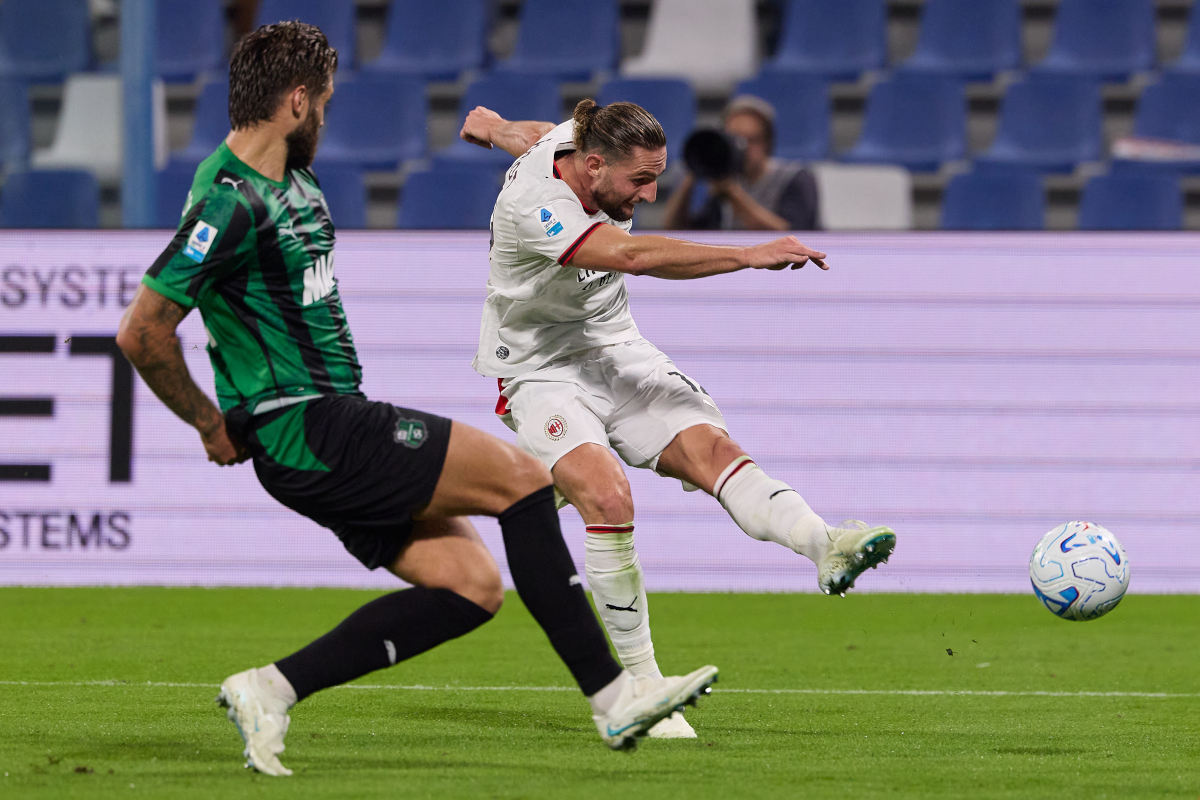 REGGIO NELL'EMILIA, ITÁLIA - 11 DE OUTUBRO: Adrien Rabiot do AC Milan marca o primeiro gol de seu time durante a partida da Série A entre US Sassuolo e AC Milan no Mapei Stadium - Citta' del Tricolore em 11 de outubro de 2026 em Reggio Nell'E. (Foto de Emmanuel Ciancaglini/Getty Images)