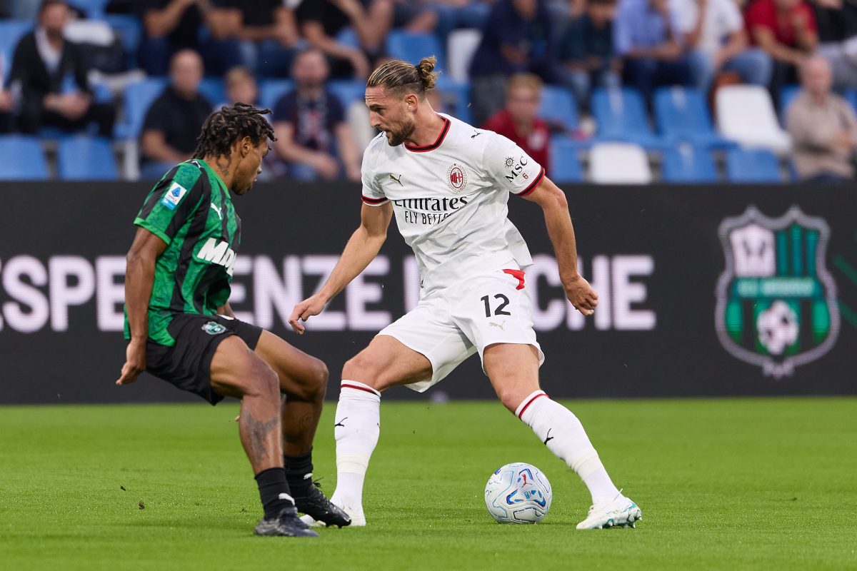 REGGIO NELL'EMILIA, ITÁLIA - 11 DE OUTUBRO: Adrien Rabiot do AC Milan compete pela bola durante a partida da Série A entre US Sassuolo e AC Milan no Estádio Mabei em 26 de outubro de 2011 em Remilia, Citta'del Tricolore, Remilia, Itália em 21 de outubro de 2011. Itália. (Foto de Emmanuel Ciancaglini/Getty Images)