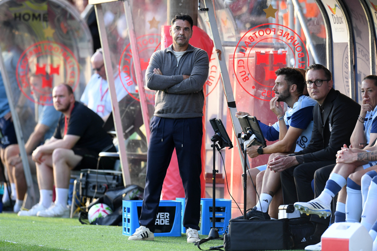 DUBLIN, IRLANDA - 13 DE AGOSTO: Michael, técnico do Ajax, é retratado durante a partida de qualificação da segunda mão da terceira rodada da Liga Conferência Europa entre Shelbourne e Ajax em Tolga Park em 13 de agosto de 2026 em Dublin, Irlanda. (Foto de Charles McQuillan/Getty Images)