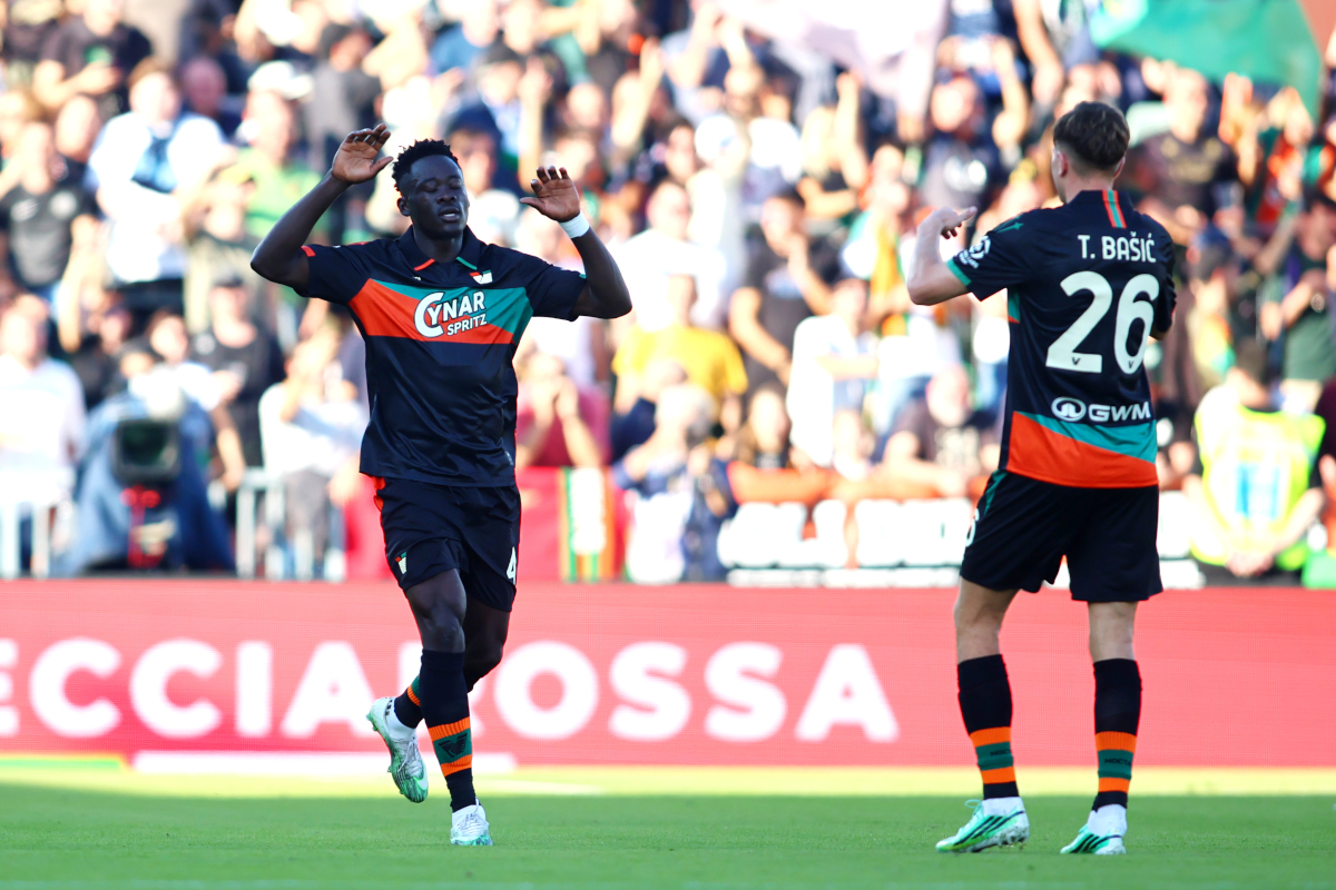 VENEZA, ITÁLIA - 17 DE OUTUBRO: Agor Adams do Venezia FC comemora o gol de abertura durante a partida da Série A entre Venezia FC e SSC Napoli no Stadio Pier Luigi Benzo em 17 de outubro de 2026 em Veneza, Itália. (Foto de Maurício Lagana/Getty Images)