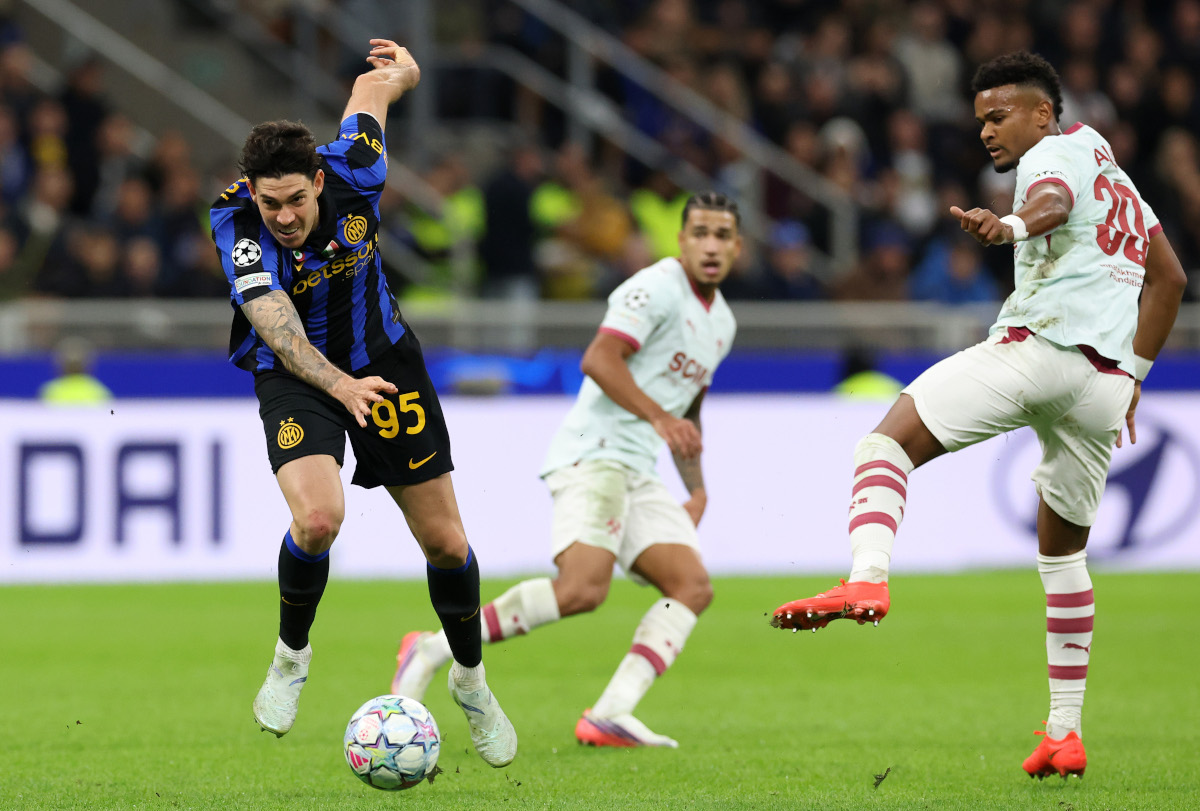 MILAN, ITALY - OCTOBER 21: Alessandro Bastoni of FC Internazionale Milano is challenged by Alisson Santana of FC Shakhtar Donetsk during the UEFA Champions League 2026/27 League Phase MD3 match between FC Internazionale Milano and FC Shakhtar Donetsk at Stadio San Siro on October 21, 2026 in Milan, Italy. (Photo by Claudio Villa/Getty Images)