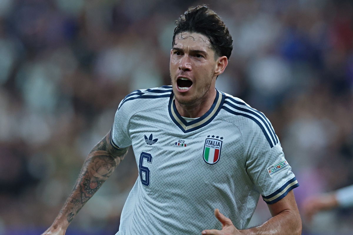 Alessandro Bastoni celebrates scoring the Italy equaliser against France in the Nations League MD3 (@azzurri)