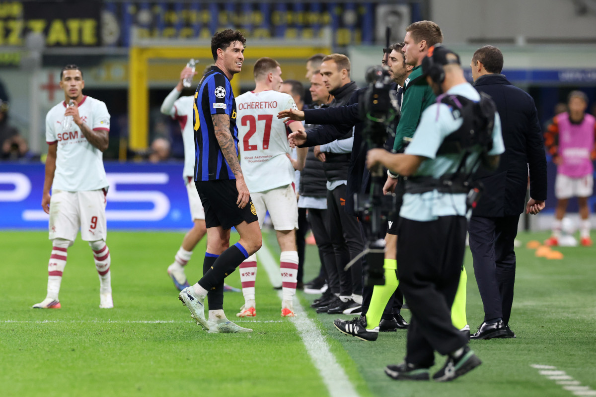 MILÃO, ITÁLIA - 21 DE OUTUBRO: Alessandro Bastoni, do FC Internazionale Milano, deixa o campo após receber cartão vermelho durante a partida MD3 da Liga dos Campeões da UEFA 2026/27. (Foto de Cláudio Villa/Getty Images)