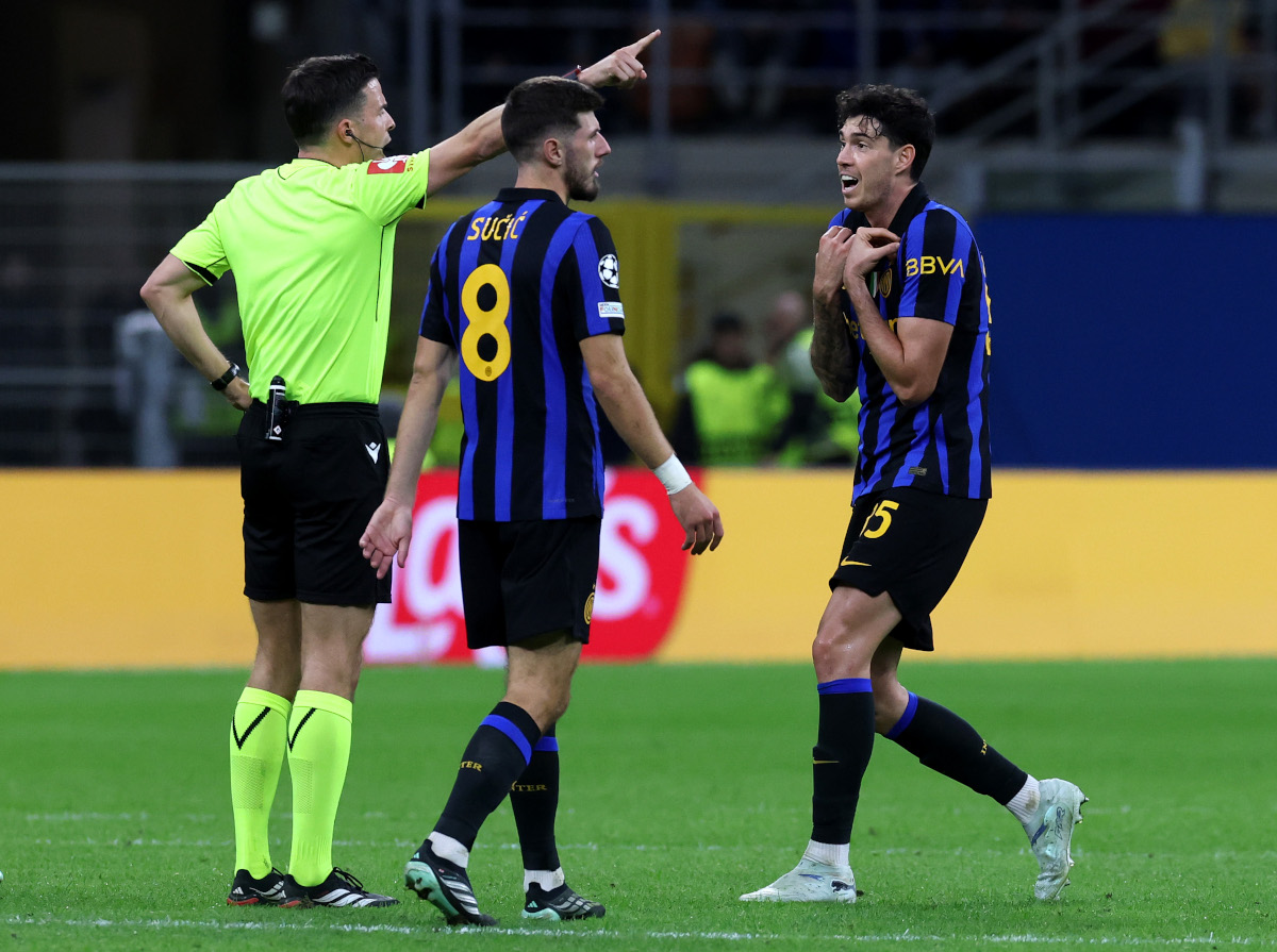 MILÃO, ITÁLIA - 21 DE OUTUBRO: Alessandro Bastoni do FC Internazionale Milano durante a partida da Fase MT3 da UEFA Champions League 2026/27 entre o FC Internazionale Milano e o FC Shakhtar Donetsk no Stadio San Siro em 20 de outubro de 2020 no Stadio 22 San Siro em San Siro. Ele respondeu após receber cartão vermelho durante a partida. (Foto de Cláudio Villa/Getty Images)