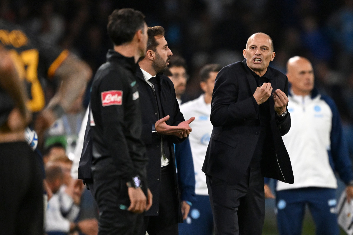 NÁPOLES, ITÁLIA - 24 DE OUTUBRO: O técnico do SSC Napoli, Massimiliano Allegri, reage à sua demissão durante a partida da Série A entre SSC Napoli e AS Roma no Stadio Diego Armando Maradona em 24 de outubro de 2026 em Nápoles, Itália. (Foto: Francesco Pecoraro/Getty Images)