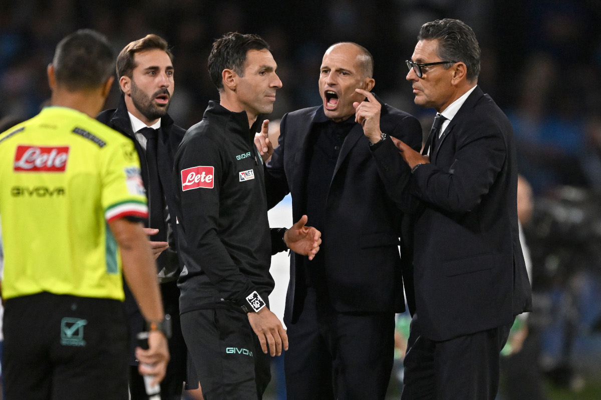 NÁPOLES, ITÁLIA - 24 DE OUTUBRO: O técnico do SSC Napoli, Massimiliano Allegri, reage à sua demissão durante a partida da Série A entre SSC Napoli e AS Roma no Stadio Diego Armando Maradona em 24 de outubro de 2026 em Nápoles, Itália. (Foto: Francesco Pecoraro/Getty Images)
