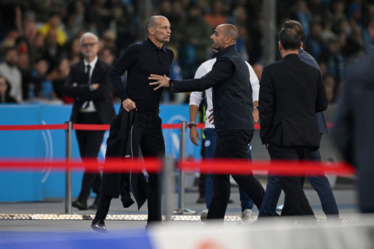 NÁPOLES, ITÁLIA - 24 DE OUTUBRO: O técnico do SSC Napoli, Massimiliano Allegri, reage à sua demissão durante a partida da Série A entre SSC Napoli e AS Roma no Stadio Diego Armando Maradona em 24 de outubro de 2026 em Nápoles, Itália. (Foto: Francesco Pecoraro/Getty Images)