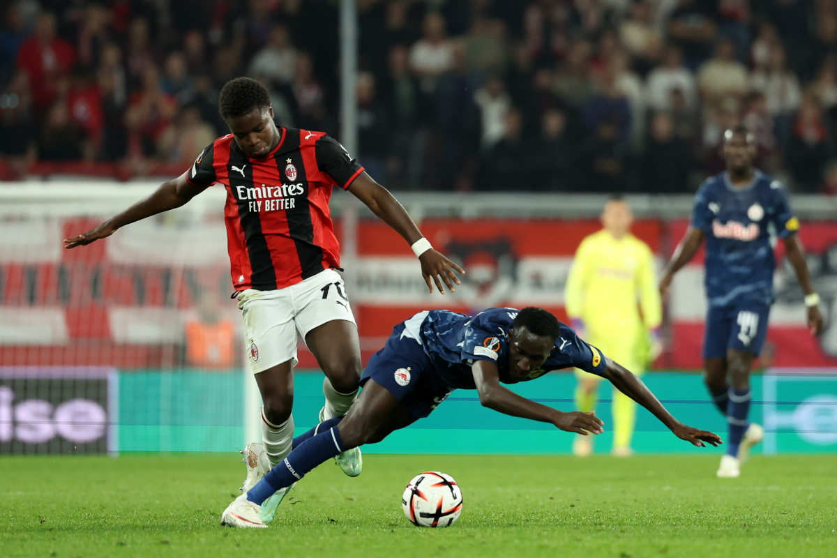 SALZBURGO, ÁUSTRIA - 15 DE OUTUBRO: Abubakar Barry do FC Red Bull Salzburg é desafiado por Albajo Ciss do FC Red Bull Salzburg durante a partida MD2 da UEFA Europa League 2026/27 League Stage entre FC Salzburg e AC Milan. (Foto de Jasmine Walter/Getty Images)