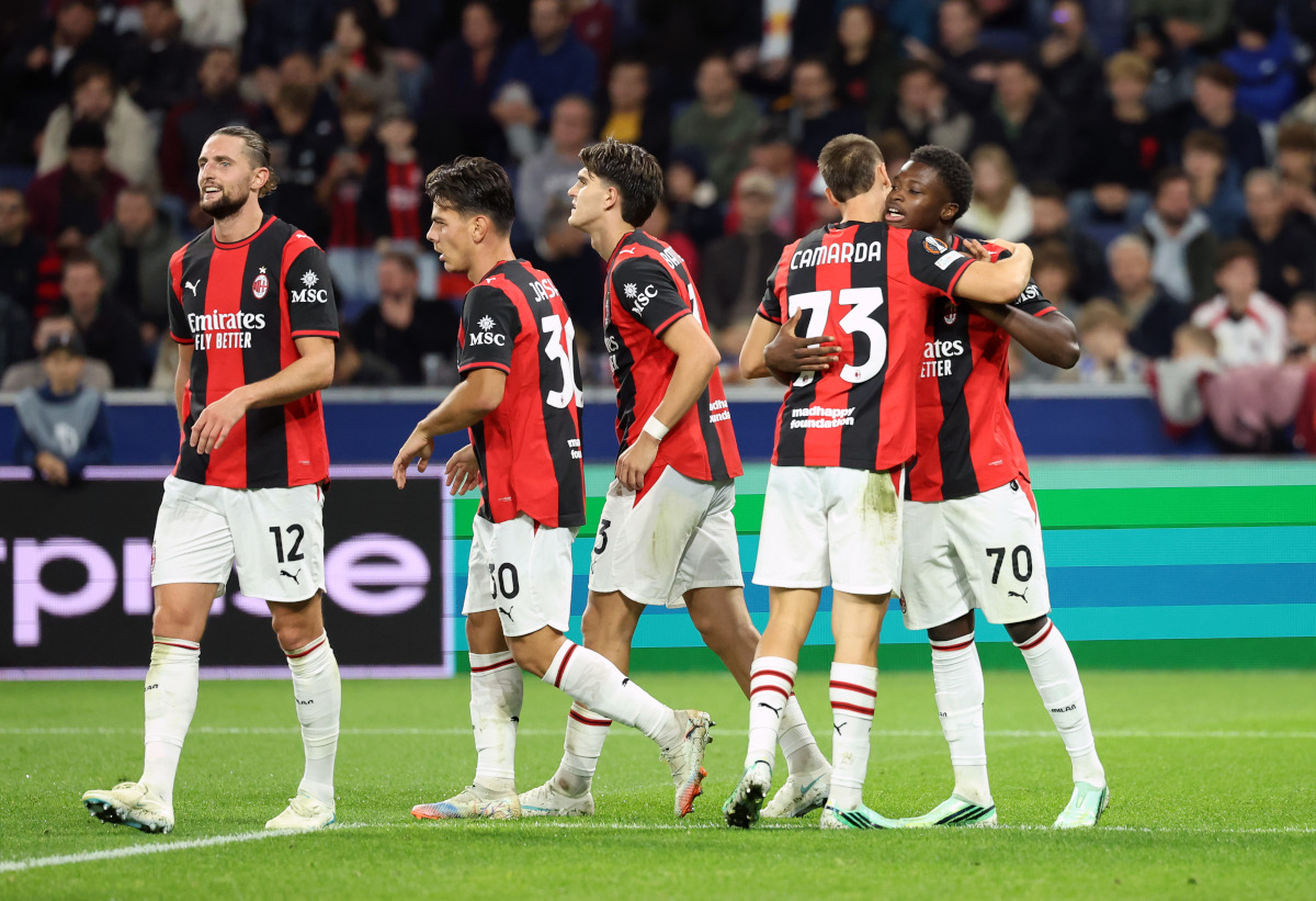 SALZBURGO, ÁUSTRIA - 15 DE OUTUBRO: Alphadjo Cisse, do FC Milan, comemora o terceiro gol de seu time e seu hat-trick com o companheiro de equipe Francesco Camarta. Salzburgo, Áustria. (Foto de Jasmine Walter/Getty Images)