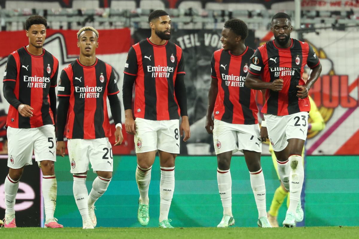 SALZBURGO, ÁUSTRIA - 15 DE OUTUBRO: Albajo Cisse, Ruben Loftus-Cheek, Omari Hutchinson e Fikayo Tomori do Milan comemoram com seus companheiros depois de marcar o segundo gol de seu time durante a partida da UEFA Europa League 2026/27 da Liga de Salzburgo. Salzburgo em 15 de outubro de 2026 em Salzburgo, Áustria. (Foto de Jasmine Walter/Getty Images)