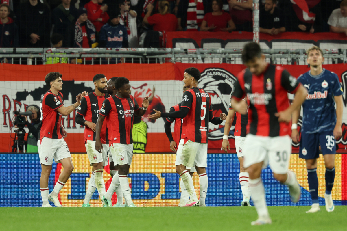 SALZBURGO, ÁUSTRIA - 15 DE OUTUBRO: Alphadjo Cisse, do AC Milan, marca o segundo gol de seu time durante a partida MD2 da Fase MD2 da UEFA Europa League 2026/27 entre FC Salzburg e AC Milan no Stadion Salzburg em 20 de outubro de 215 em Salzburgo, Áustria está comemorando (Foto de Jasmine Walter / Getty Images)