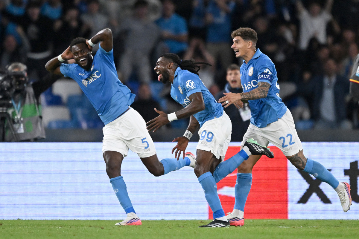 NÁPOLES, ITÁLIA - 24 DE OUTUBRO: Frank Zambo Anguissa do SSC Napoli comemora o primeiro gol de sua equipe durante a partida da Série A entre SSC Napoli e AS Roma no Stadio Diego Armando Maradona em 24 de outubro de 2026 em Nápoles, Itália. (Foto: Francesco Pecoraro/Getty Images)