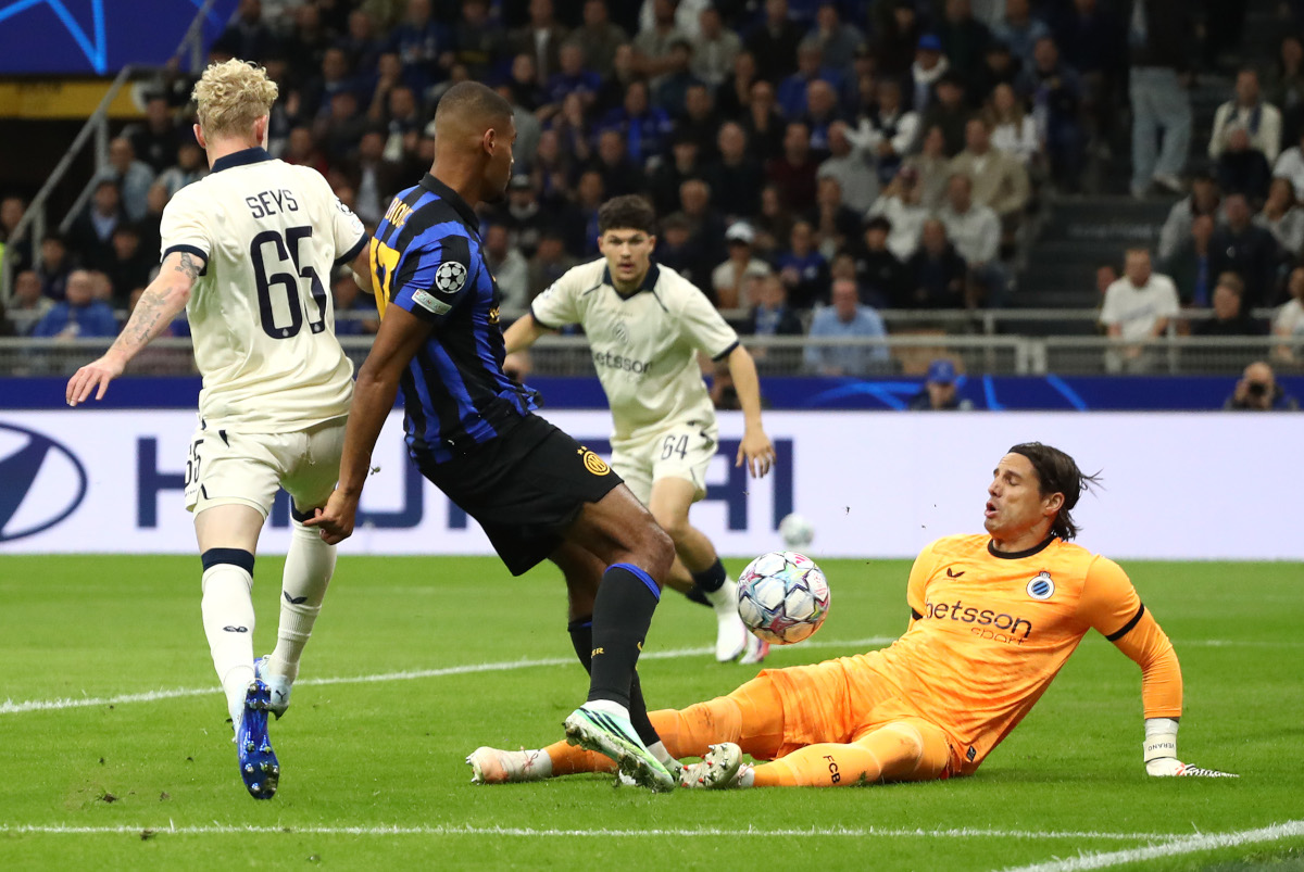 MILÃO, ITÁLIA - 13 DE OUTUBRO: Andy Diouf do FC Internazionale Milano e Yann Sommer do Club Brugge Cavaliers salvam um chute durante a partida MD2 da UEFA Champions League 2026/27 League Stage entre Club Brugge 3 Chiro no Statico 1 Chiro 2 em 20 de outubro de 2020. Milão, Itália. (Foto de Marco Luzzani/Getty Images)