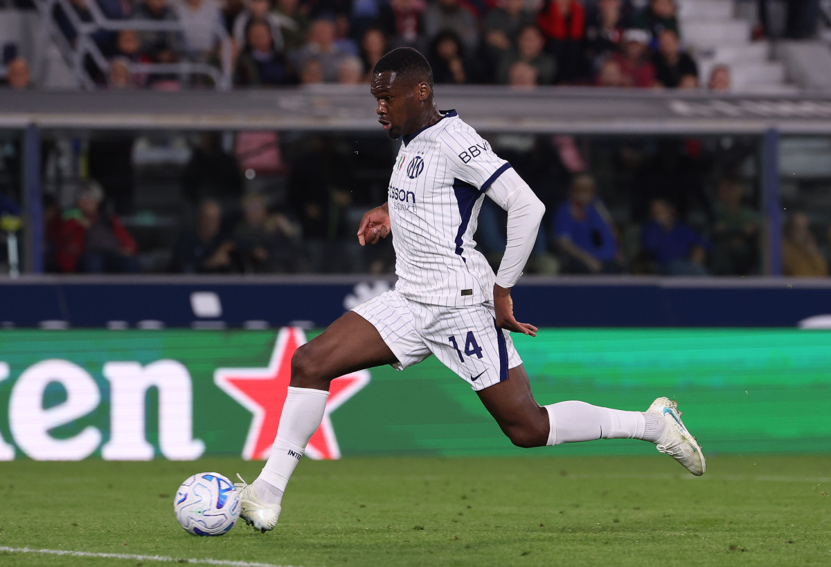 BOLOGNA, ITÁLIA - 17 DE OUTUBRO: Ange-Yon Boni do FC Internazionale Milan marca o terceiro gol de seu time durante a partida da Série A entre Bologna FC e FC Internazionale no Stadio Renato Dal Aura em 17 de outubro de 2026 em Bolonha, Itália. (Foto de Emmanuel Ciancaglini/Getty Images)