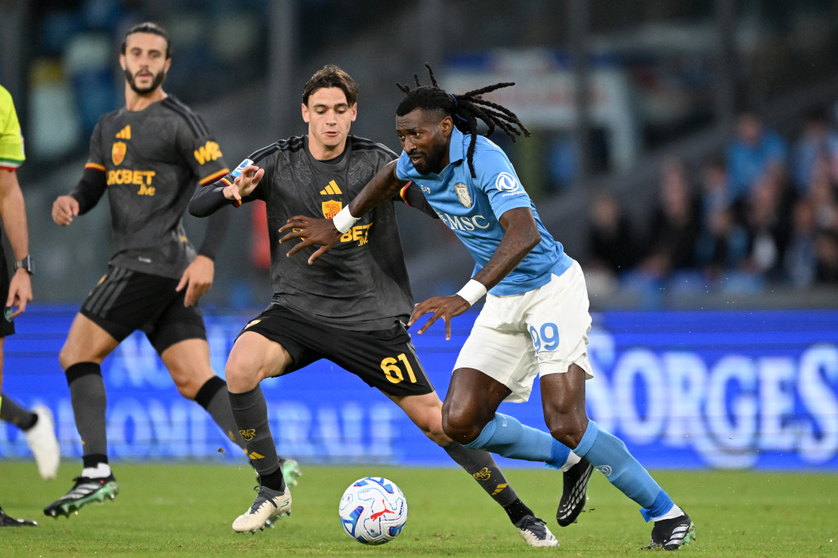 NÁPOLES, ITÁLIA - 24 DE OUTUBRO: Frank Zambo Anguissa do SSC Napoli luta pela posse de bola com Niccolò Picilli da AS Roma durante a partida da Série A entre SSC Napoli e AS Roma no Stadio Diego Armando Maradona em 24 de outubro de 2026 em Nápoles, Itália. (Foto de Getty Images)
