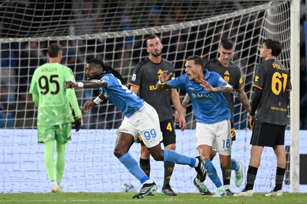 NÁPOLES, ITÁLIA - 24 DE OUTUBRO: Frank Zambo Anguissa do SSC Napoli comemora o primeiro gol de sua equipe durante a partida da Série A entre SSC Napoli e AS Roma no Stadio Diego Armando Maradona em 24 de outubro de 2026 em Nápoles, Itália. (Foto: Francesco Pecoraro/Getty Images)