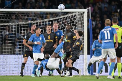 NAPLES, ITALY - OCTOBER 24: André-Frank Zambo Anguissa of SSC Napoli scores a goal with a bicycle-kick during the first half of the Serie A match between SSC Napoli and AS Roma at Stadio Diego Armando Maradona on October 24, 2026 in Naples, Italy. (Photo by Francesco Pecoraro/Getty Images)