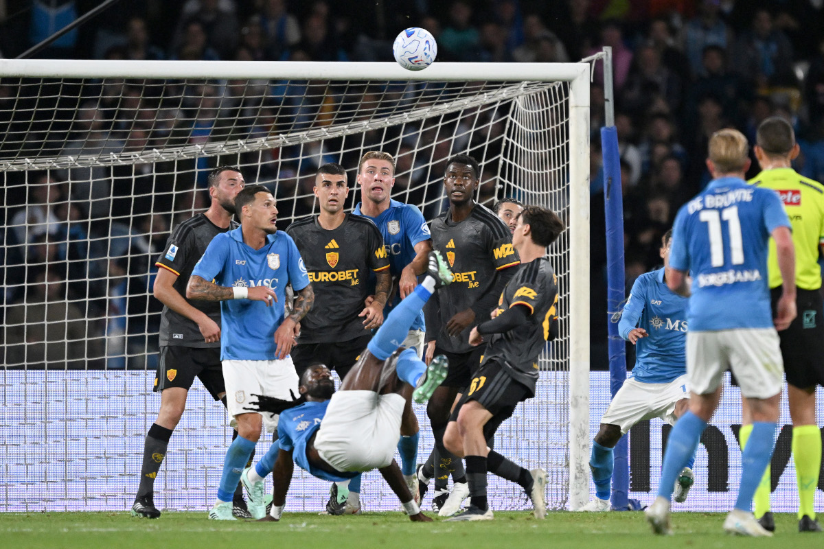 NAPLES, ITALY - OCTOBER 24: André-Frank Zambo Anguissa of SSC Napoli scores a goal with a bicycle-kick during the first half of the Serie A match between SSC Napoli and AS Roma at Stadio Diego Armando Maradona on October 24, 2026 in Naples, Italy. (Photo by Francesco Pecoraro/Getty Images)