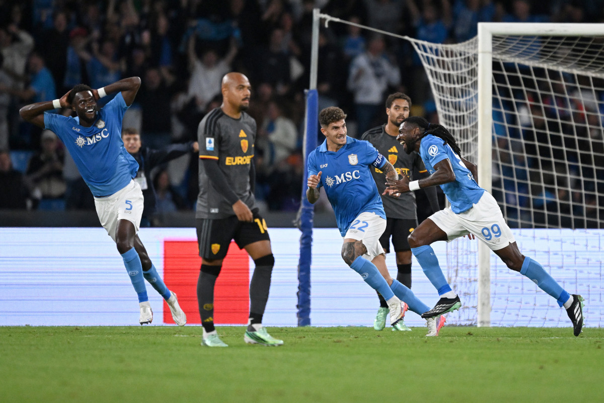 NÁPOLES, ITÁLIA - 24 DE OUTUBRO: Frank Zambo Anguissa do SSC Napoli comemora o primeiro gol de sua equipe durante a partida da Série A entre SSC Napoli e AS Roma no Stadio Diego Armando Maradona em 24 de outubro de 2026 em Nápoles, Itália. (Foto: Francesco Pecoraro/Getty Images)
