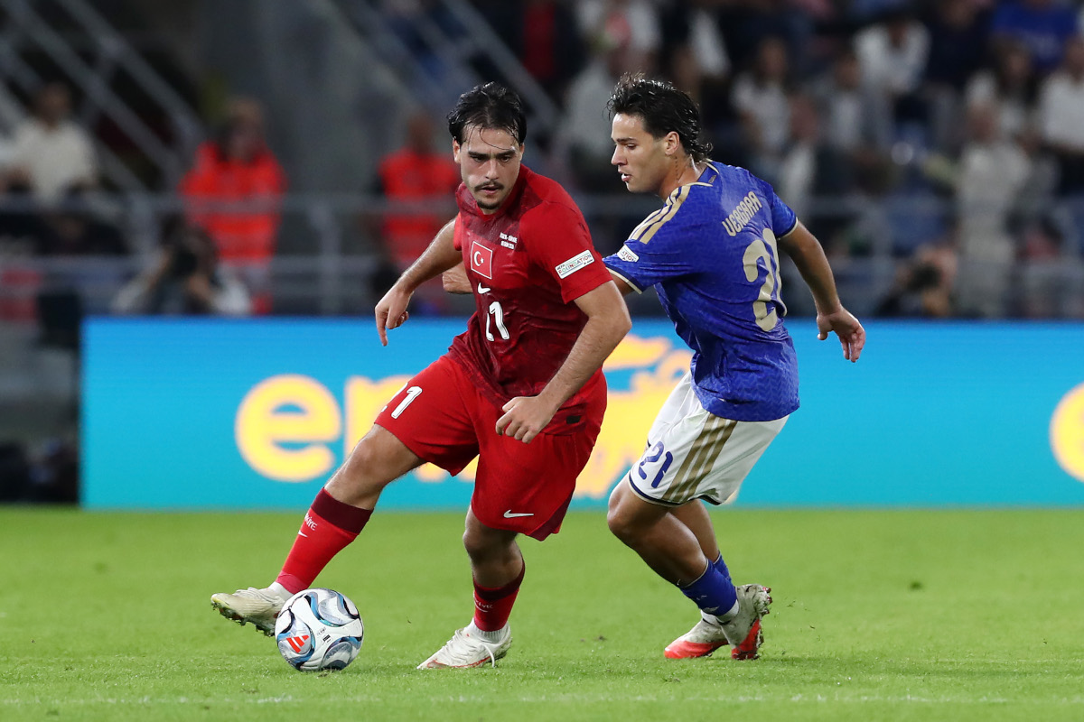 BOLONHA - 05 DE OUTUBRO: Aral Simcir da Turquia é desafiado por Antonio Vergara da Itália durante a partida da fase de grupos da Liga das Nações 2026/27 da UEFA entre Itália e Turquia no Estádio Renato Dal Ara em 5 de outubro de 2026 em Bolonha. (Foto de Marco Luzzani/Getty Images)