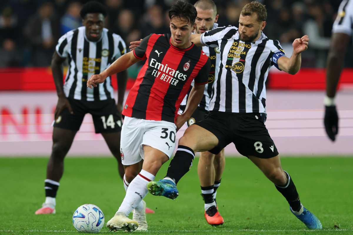 Udine, Itália - 25 de outubro: Ardon Jashari do Milan é desafiado por Jesper Karlstrom da Udinese durante a partida da Série A entre Udinese Calcio e AC Milan em 25 de outubro de 2026 em Udine, Itália. (Foto: Timothy Rogers/Getty Images)