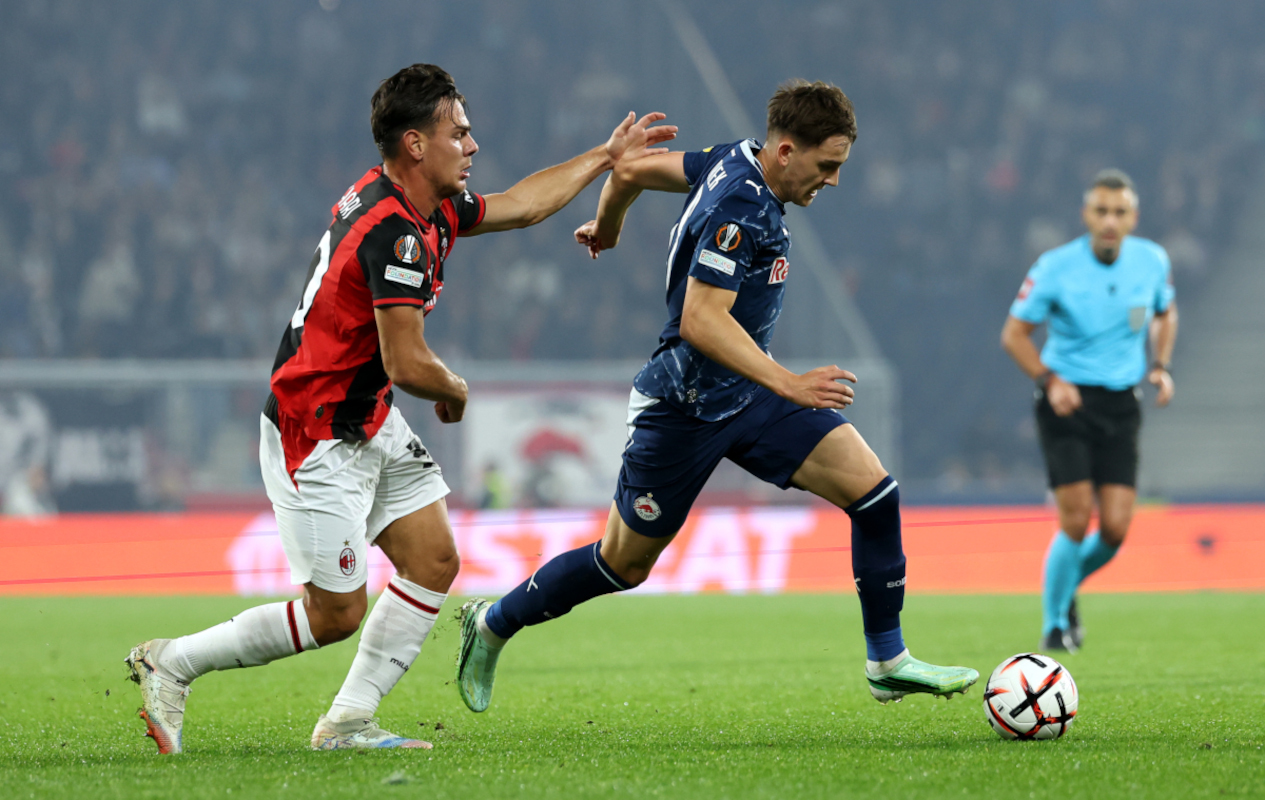 SALZBURGO, ÁUSTRIA - 15 DE OUTUBRO: Bartosz Mazurek, do FC Red Bull Salzburg, é desafiado por Arden Jashari, do AC Milan, durante a partida da Fase MD2 da UEFA Europa League 2026/27 entre o FC Salzburg e o AC Milan no Stadion, Salzburg, em outubro de 201. (Foto de Jasmine Walter / Getty Images)