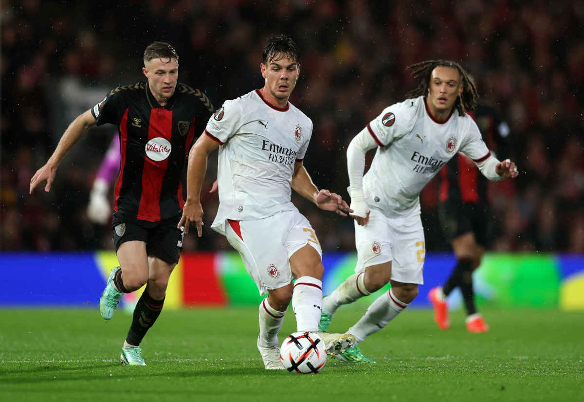 BOURNEMOUTH, INGLATERRA - 22 DE OUTUBRO: Arden Jashari do AC Milan corre com a bola sob pressão de Adrien Truffaut do Bournemouth durante a partida MD3 da Bournemouth League 2026/27 League Stage entre AFC Bournemouth e Milan em 20 de outubro. (Foto de Michael Steele/Getty Images)