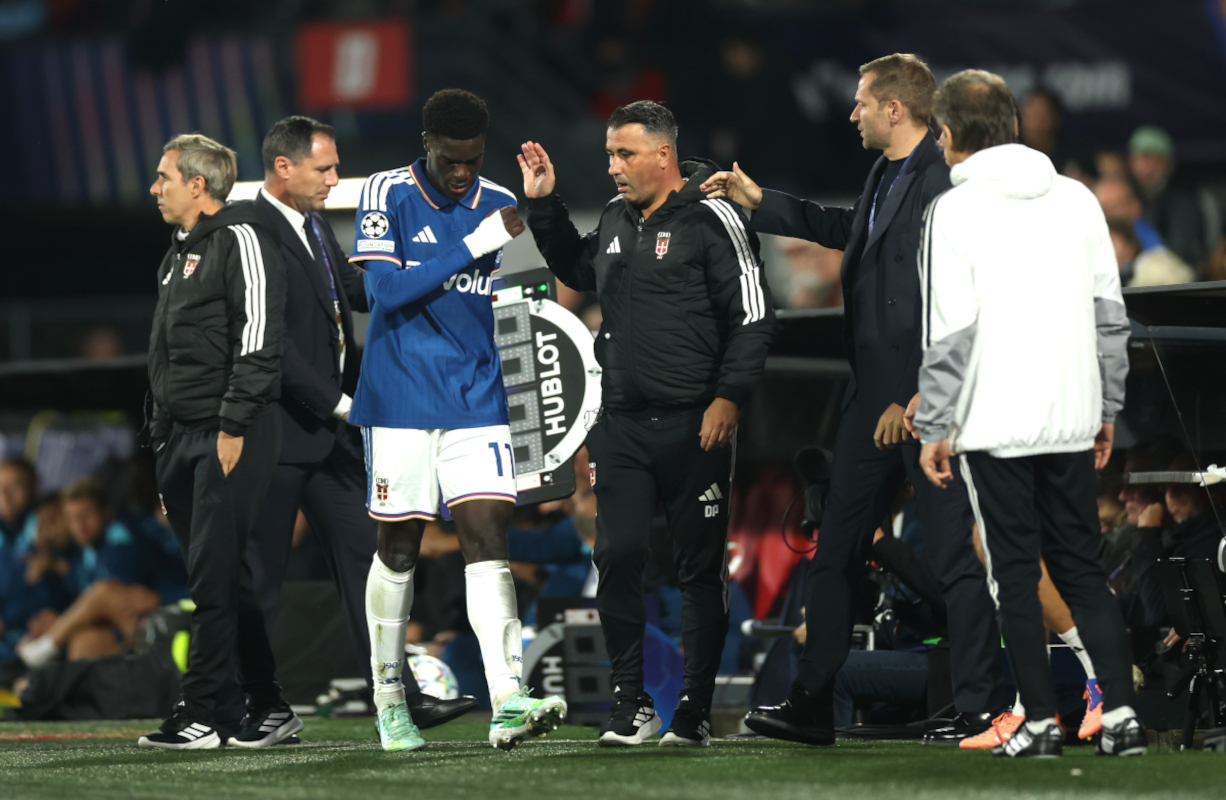 ROTTERDAM, HOLANDA - 14 DE OUTUBRO: Azane Diao de Como 1907 reage durante a partida MD2 da Fase MD2 da Liga dos Campeões da UEFA 2026/27 entre Feyenoord e Como 1907 em 14 de outubro de 2026 em Rotterdam, Holanda. (Foto de Lars Baron/Getty Images)
