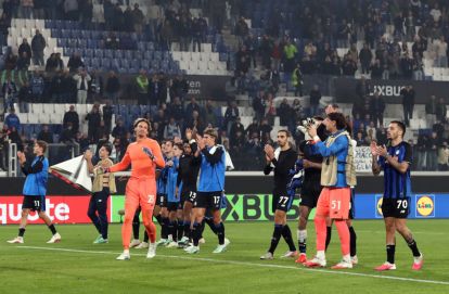 BERGAMO, ITALY - OCTOBER 15: Atalanta BC players applaud the fans after the UEFA Conference League 2026/27 League Phase MD1 match between Atalanta BC and Pafos FC at Stadio di Bergamo on October 15, 2026 in Bergamo, Italy. (Photo by Marco Luzzani/Getty Images)
