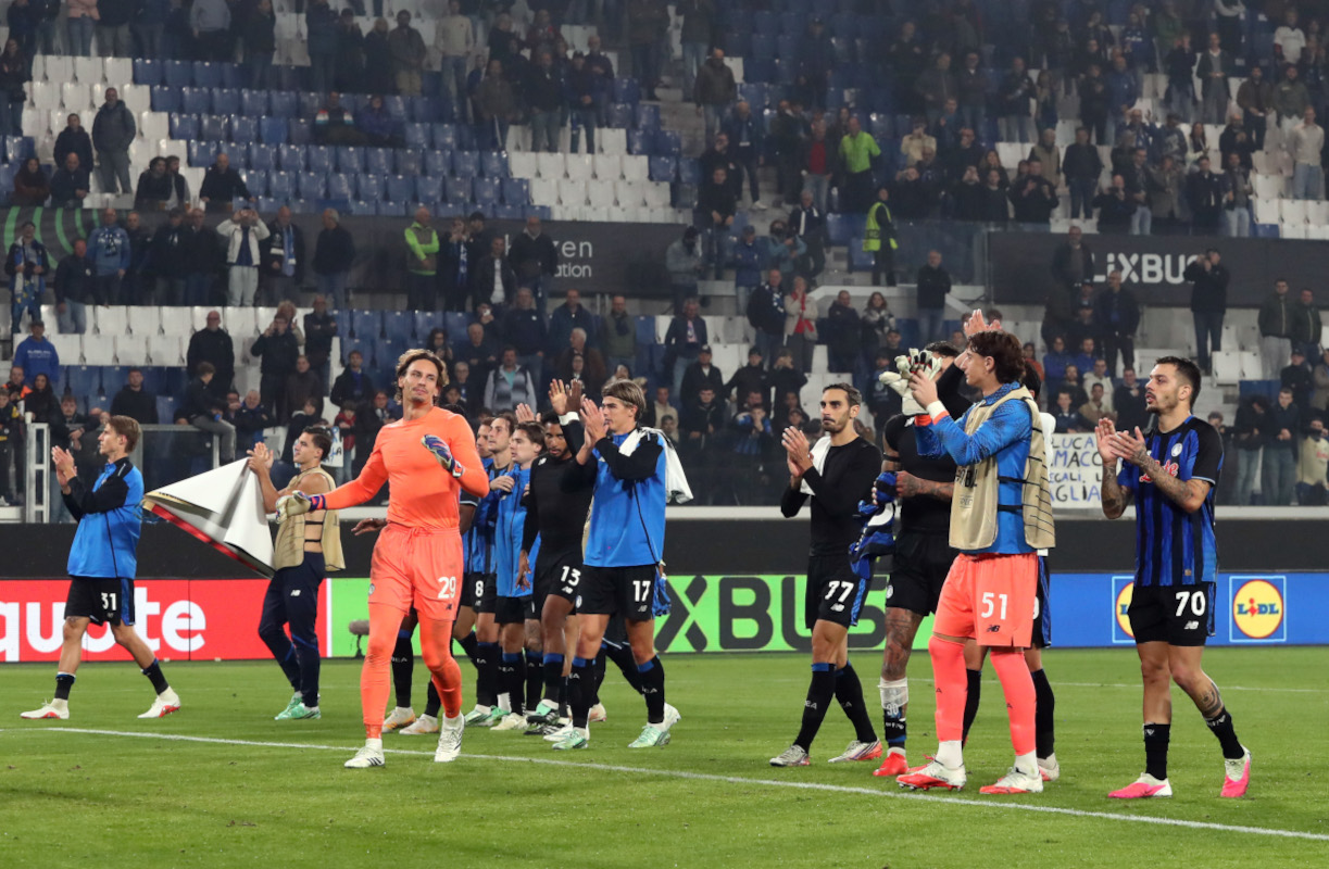 BERGAMO, ITALY - OCTOBER 15: Atalanta BC players applaud the fans after the UEFA Conference League 2026/27 League Phase MD1 match between Atalanta BC and Pafos FC at Stadio di Bergamo on October 15, 2026 in Bergamo, Italy. (Photo by Marco Luzzani/Getty Images)