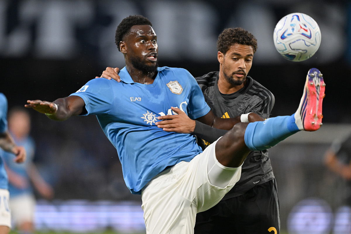 NÁPOLES, ITÁLIA - 24 DE OUTUBRO: Benoit Badiashile do SSC Napoli luta pela posse de bola com Devyne Rensch da AS Roma durante a partida da Série A entre SSC Napoli e AS Roma no Stadio Diego Armando Maradona em 24 de outubro de 2026 em Nápoles, Itália. (Foto: Francesco Pecoraro/Getty Images)