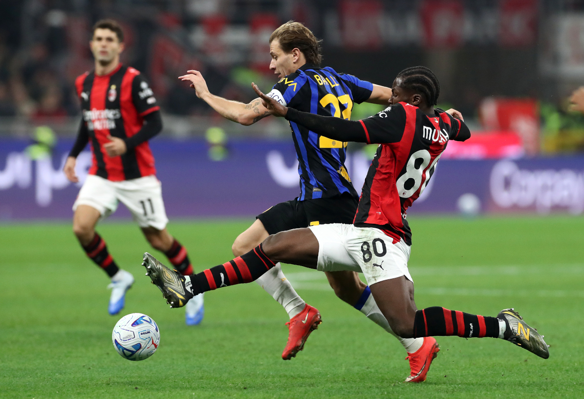 ITALY - OCTOBER 31: Nicolo Barella of FC Internazionale is challenged by Yunus Musah of AC Milan during the Serie A match between AC Milan and FC Internazionale at Stadio Giuseppe Meazza on October 31, 2026 in Italy. (Photo by Marco Luzzani/Getty Images)