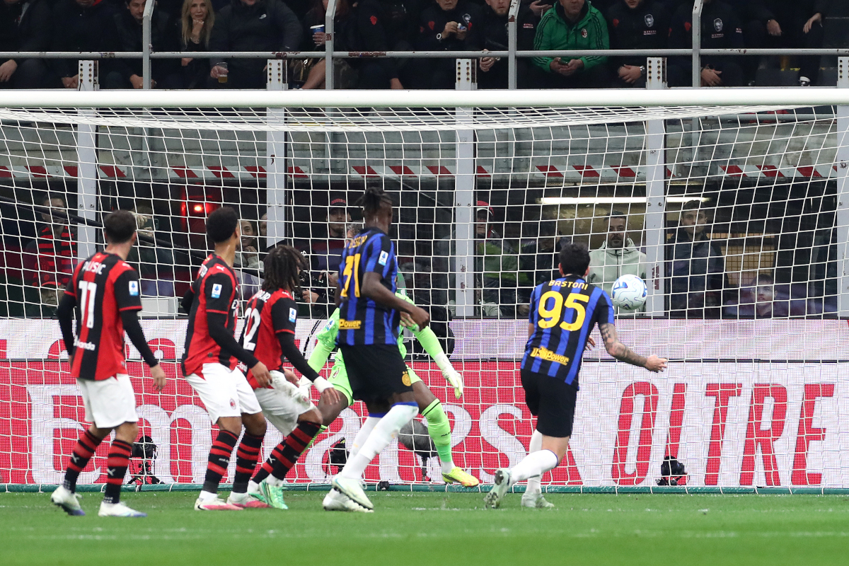 ITÁLIA - 31 DE OUTUBRO: Alessandro Bastoni do FC International Milano marca o primeiro gol de seu time durante a partida da Série A entre AC Milan e FC Internazionale no Stadio Giuseppe Mezza em 31 de outubro de 2026 na Itália. (Foto de Marco Luzani/Getty Images)
