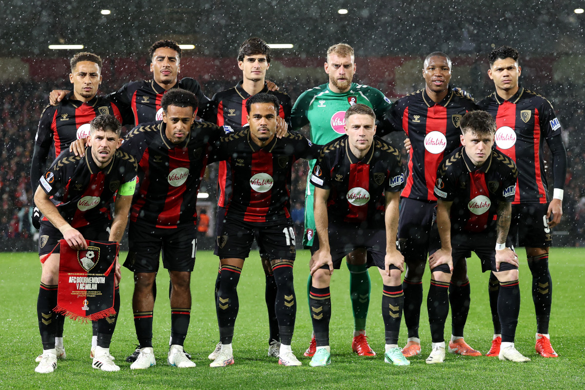 BOURNEMOUTH, INGLATERRA - 22 DE OUTUBRO: Jogadores do Bournemouth posam para uma foto de grupo antes da partida MD3 da UEFA Europa League 2026/27 League Stage entre AFC Bournemouth e AC Milan no Bournemouth Stadium em 22 de outubro de 2026 em Bournemouth, Inglaterra. (Foto de Michael Steele/Getty Images)