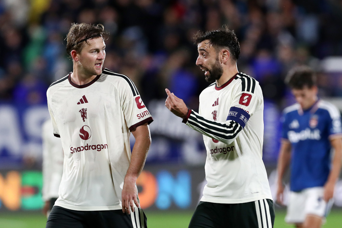 ITÁLIA - 21 DE OUTUBRO: Bruno Fernandes e Matthijs de Ligt do Manchester United reagem durante a partida MD3 da fase MD3 da UEFA Champions League 2026/27 entre Como 1907 e Manchester United no Estádio Giuseppe Sinaglia em 26 de outubro de 2026. (Foto de Marco Luzzani / Getty Images)