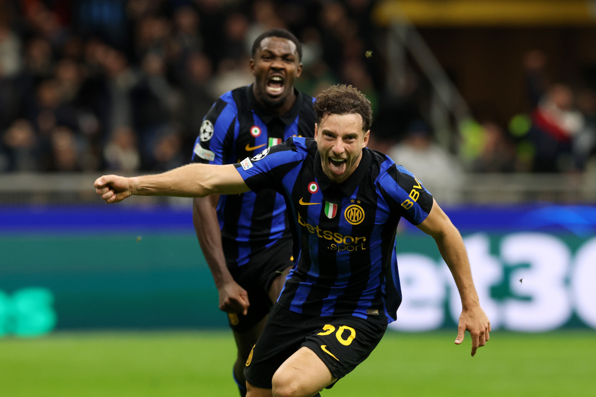 MILÃO, ITÁLIA - 21 DE OUTUBRO: Carlos Augusto do FC Internazionale Milano comemora marcar o primeiro gol de seu time durante a partida da Fase MT3 da Liga dos Campeões da UEFA 2026/27 entre o FC Internazionale Milano e o FC Shakhtar Donetsk. (Foto de Cláudio Villa/Getty Images)